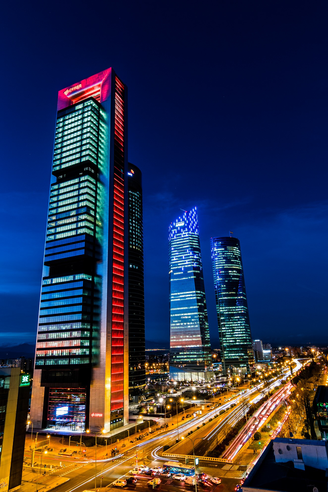 CUANDO LA CIUDAD SE ENCIENDE